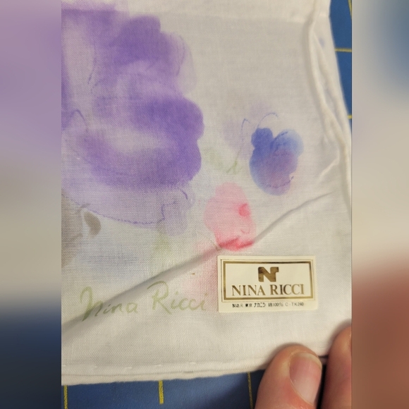 Nina Ricci Floral 18" Head Scarf - Picture 7 of 7